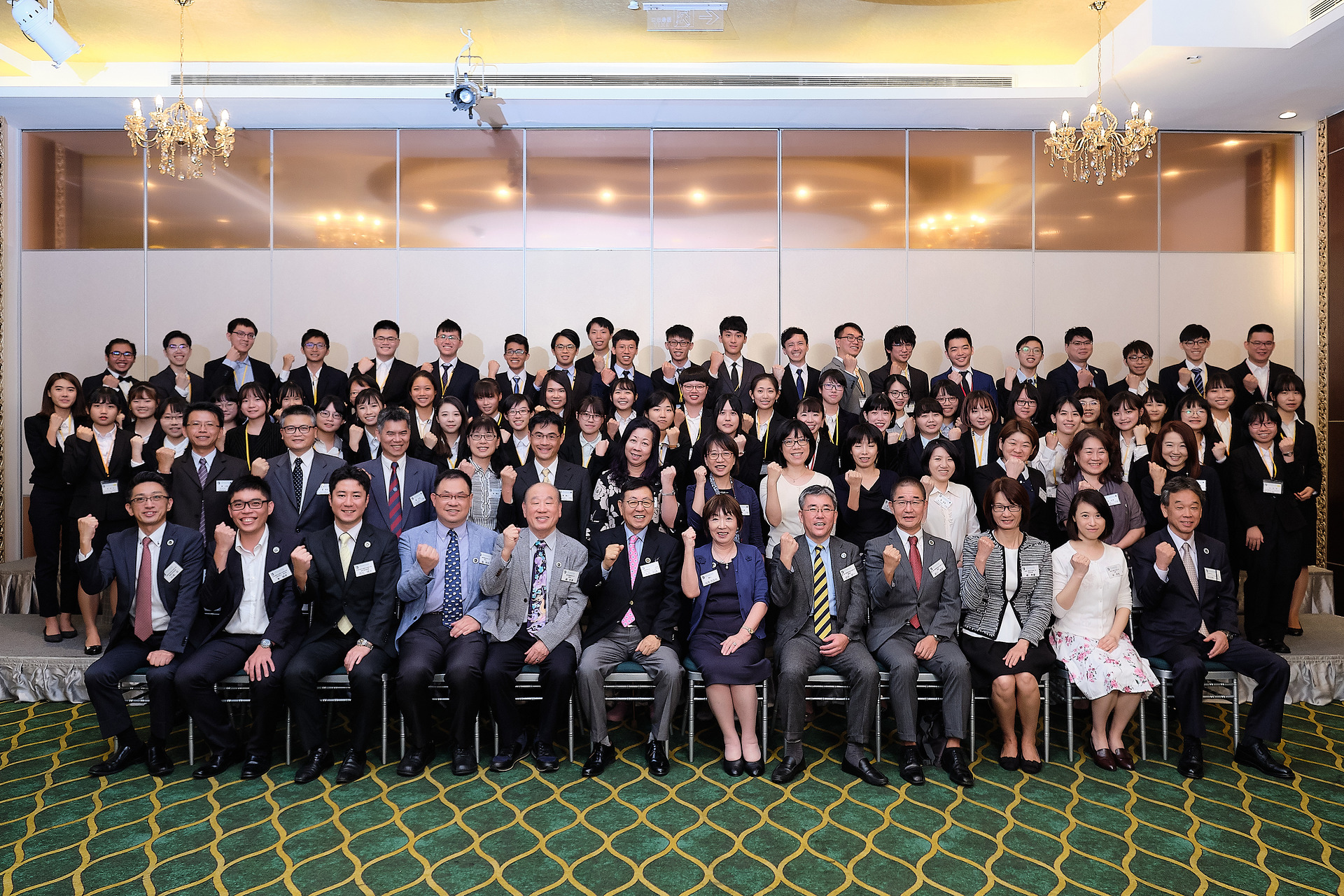 集合写真カツポーズ 學生事務處